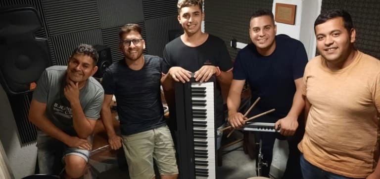 Sol Rojo y su banda en Club Maipú